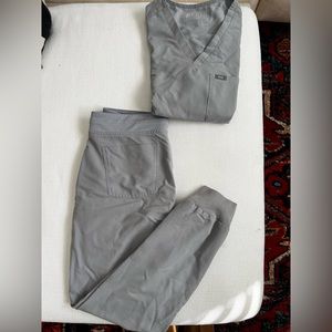 figs zamora joggers with matching catarina one-pocket shirt both size small